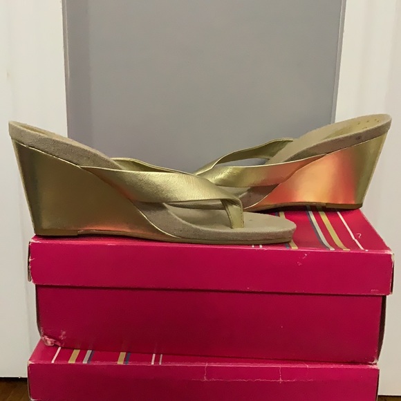 BCBG Gold wedge sandals size 9.5 - Picture 5 of 8